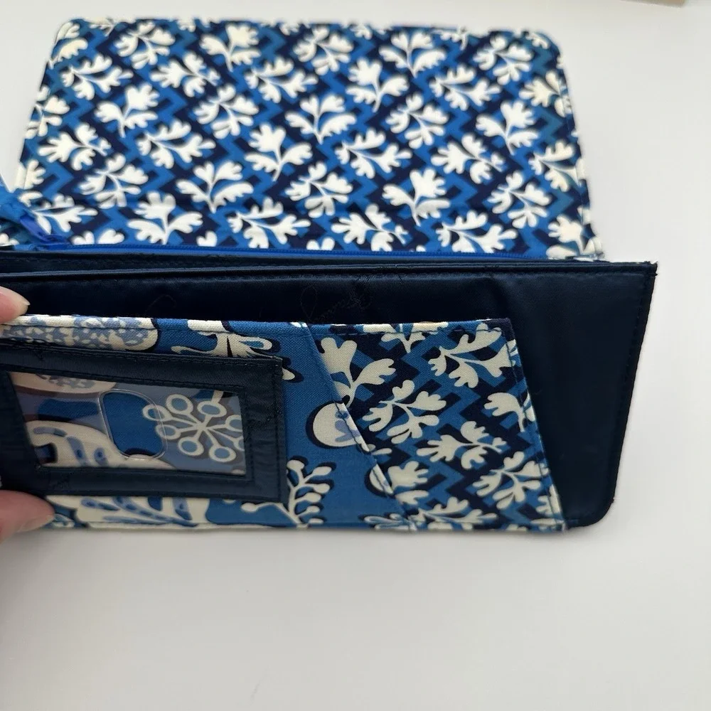 Vera Bradley Blue Lagoon Magnetic Travel Wallet Passport Boarding Pass‎